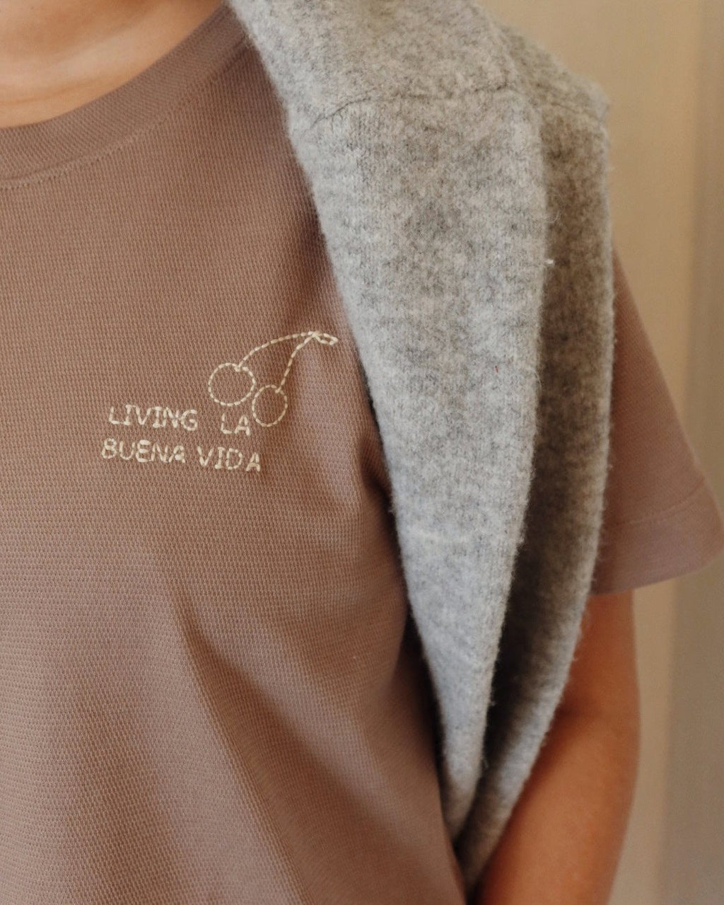 T-SHIRT 'LIVING LA BUENA VIDA' BROWN